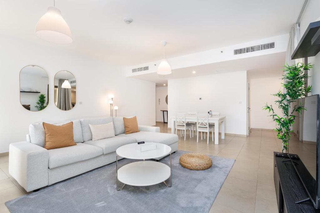TV a/nebo společenská místnost v ubytování Spacious 1-Bedroom at the Heart of JBR