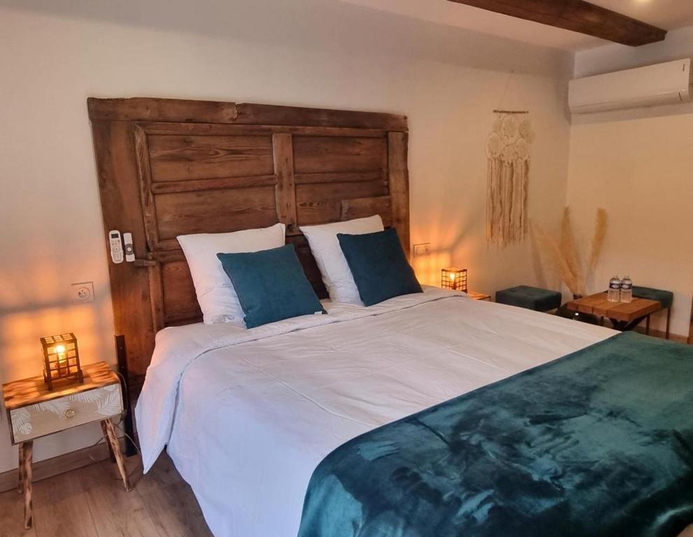 Łóżko lub łóżka w pokoju w obiekcie La Voûte du Pilat & options SPA, massage