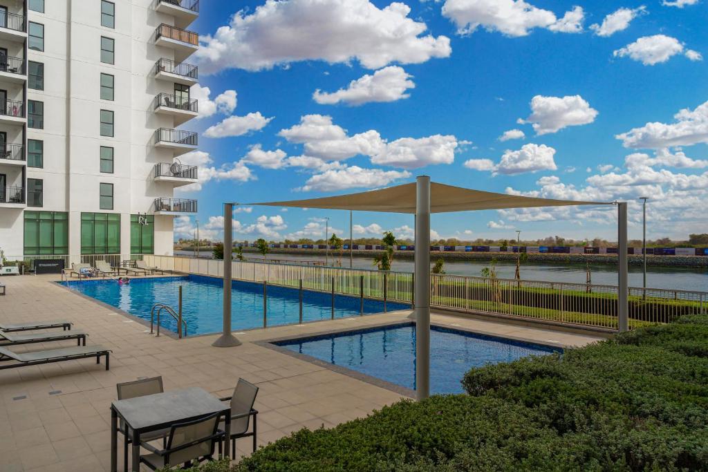 Piscina di Abu Dhabi Premier Apt -Steps to Ferrari World & Yas Mall o nelle vicinanze