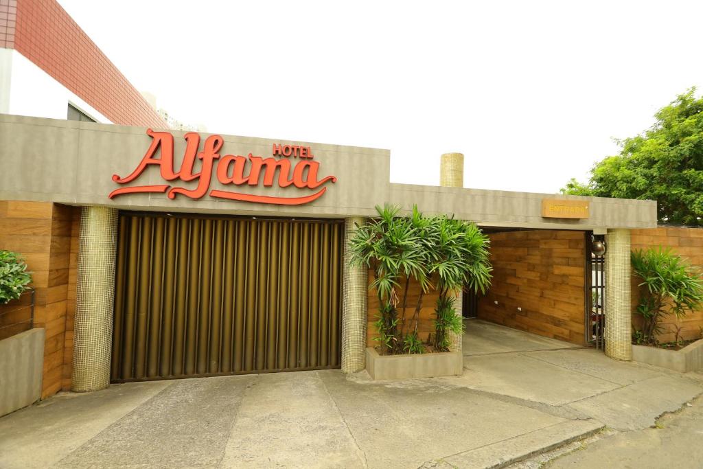 萨尔瓦多Hotel Alfama Motel的车库入口,上面有标志
