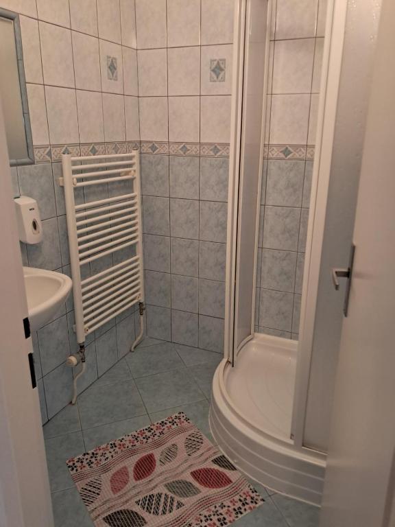 A bathroom at ŠD Urbánkova 2
