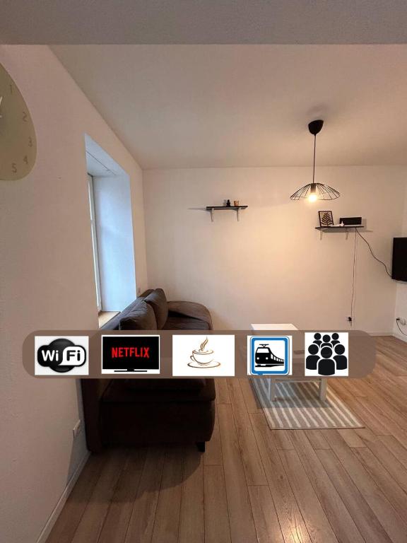 - un salon avec un canapé dans l'établissement # Le 1 # Très beau T3 Neuf rez-de-chaussée centre ville, à Mulhouse