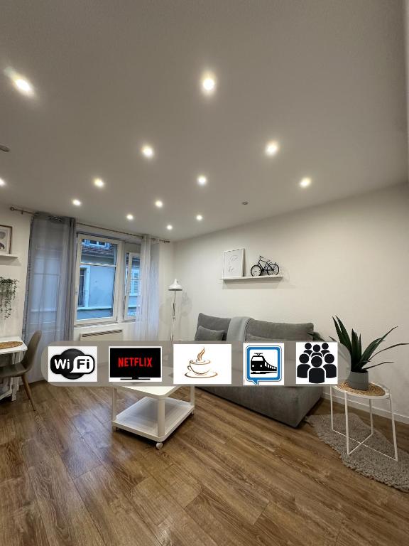 un salon avec un canapé et une table dans l'établissement # Le 2 # Très Beau T3 1er étage tout confort, neuf, Mulhouse centre, à Mulhouse