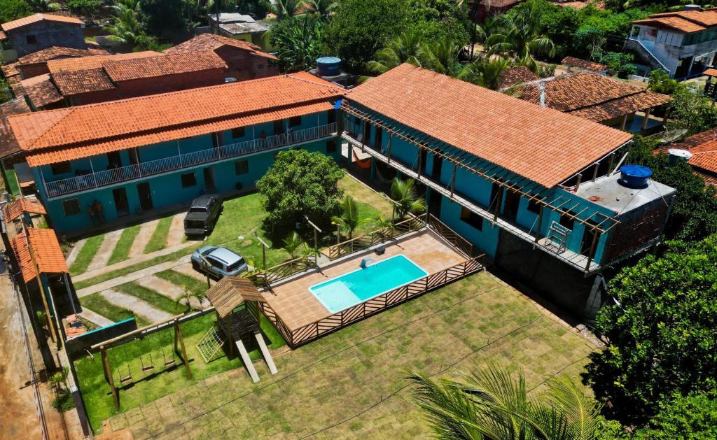 an overhead view of a house with a swimming pool at Pousada e Restaurante Cenário in Marau
