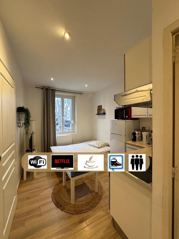 Cette petite chambre comprend un lit et une cuisine. dans l'établissement # Le 8 # Joli petit F2 tout équipé, Mulhouse centre, à Mulhouse