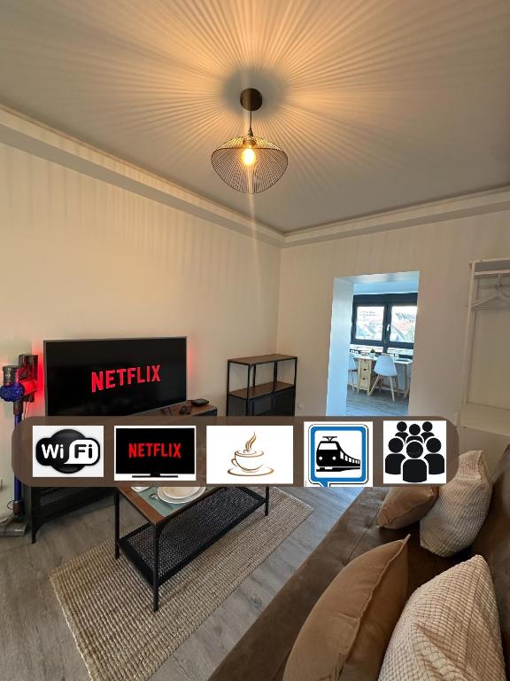 un salon avec un canapé et une télévision dans l'établissement # Le 13 # Nouveau T3 rénové au calme vue sur les Vosges, à Riedisheim