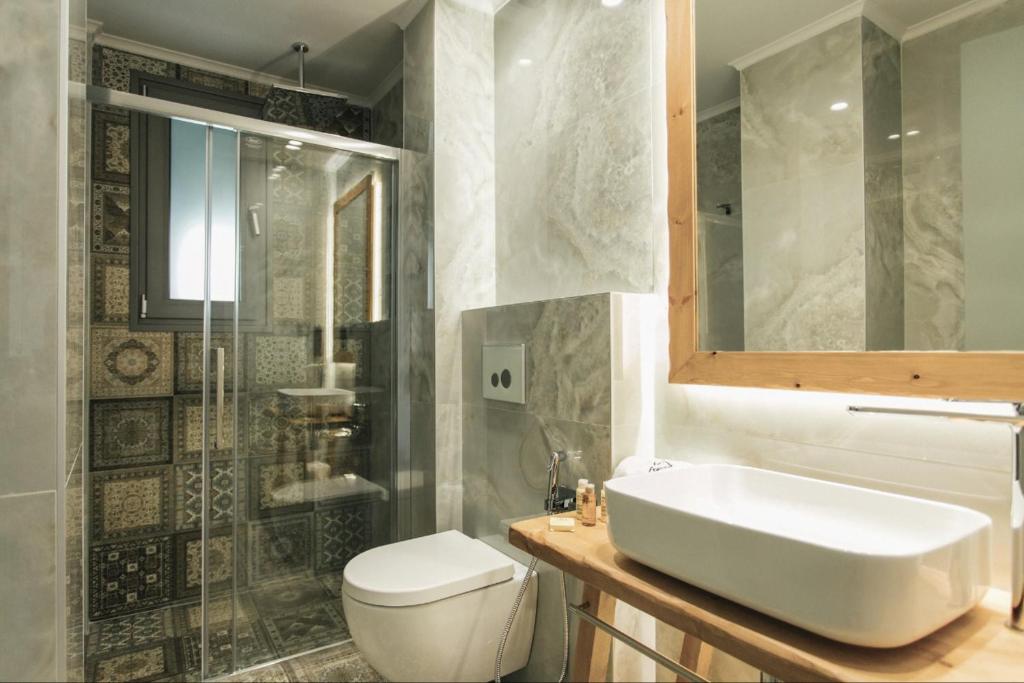 Blue Carpet Luxury Suites - 17