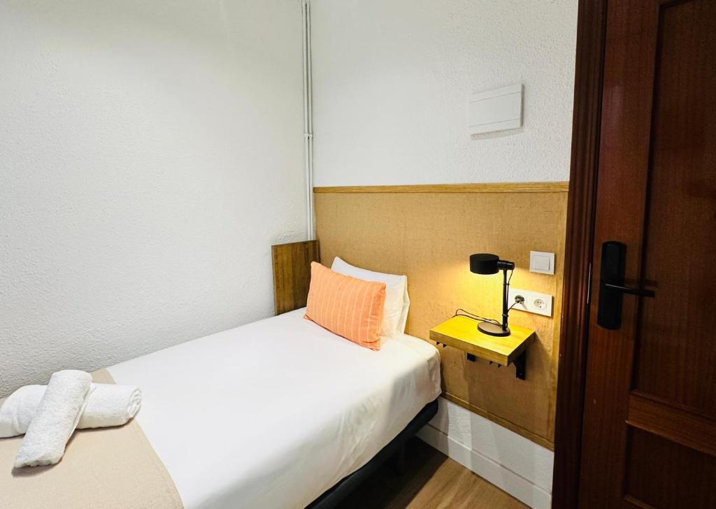 Autentic Boutique Moncloa - Single Room With Private Bathroom