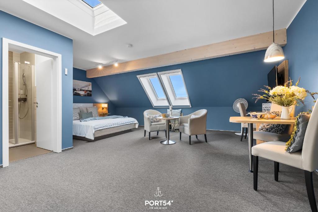 a bedroom with blue walls and a bed and a table at Ferienwohnung Bude 5 Dagebüll in Dagebüll