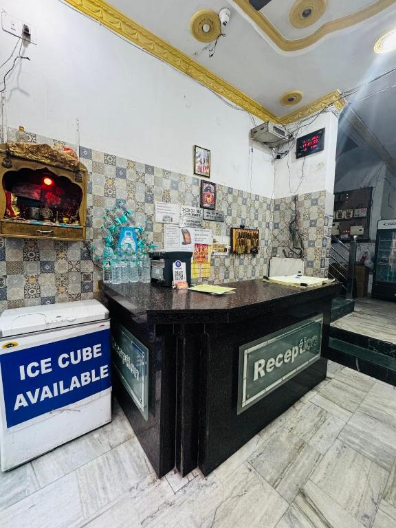 Um certificado, prémio, placa ou documento mostrado em Hotel Hari Ganga - Harkipauri Road