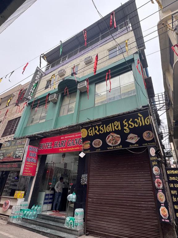 uma loja na frente de um edifício com placas sobre ele em Hotel Hari Ganga - Harkipauri Road em Haridwār