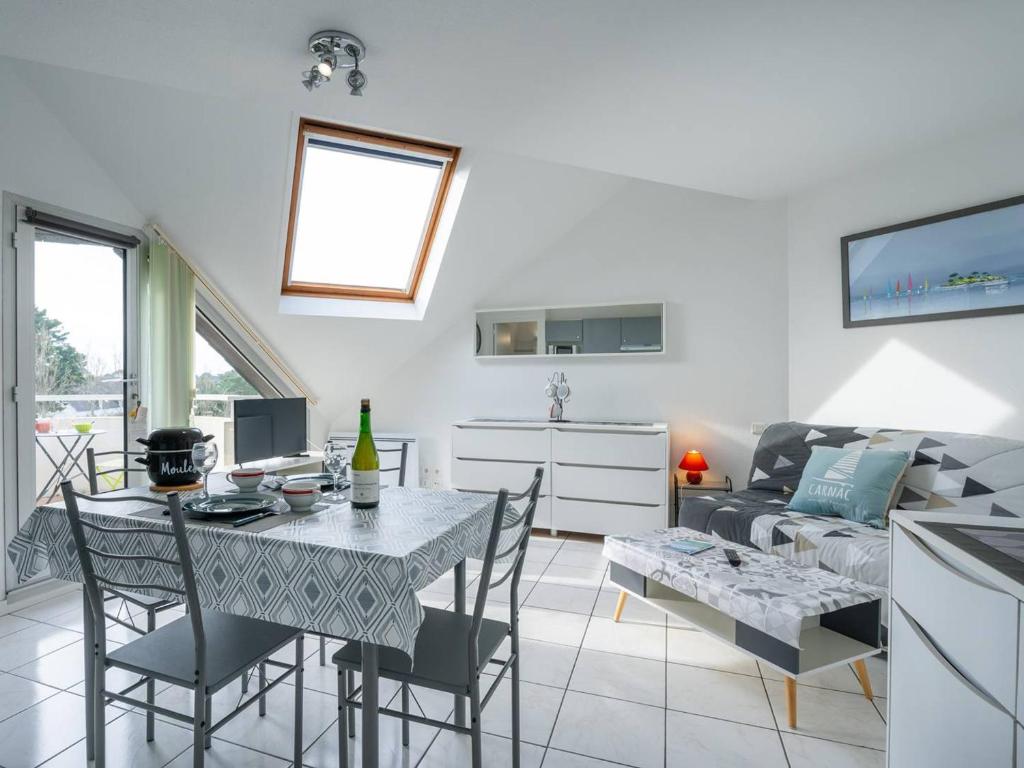 une cuisine et un salon avec une table et des chaises dans l'établissement Studio Confortable à 500m des Plages de Carnac - Balcon Sud, TV, Parking - 2 Pers, 2* - FR-1-477-181, à Carnac