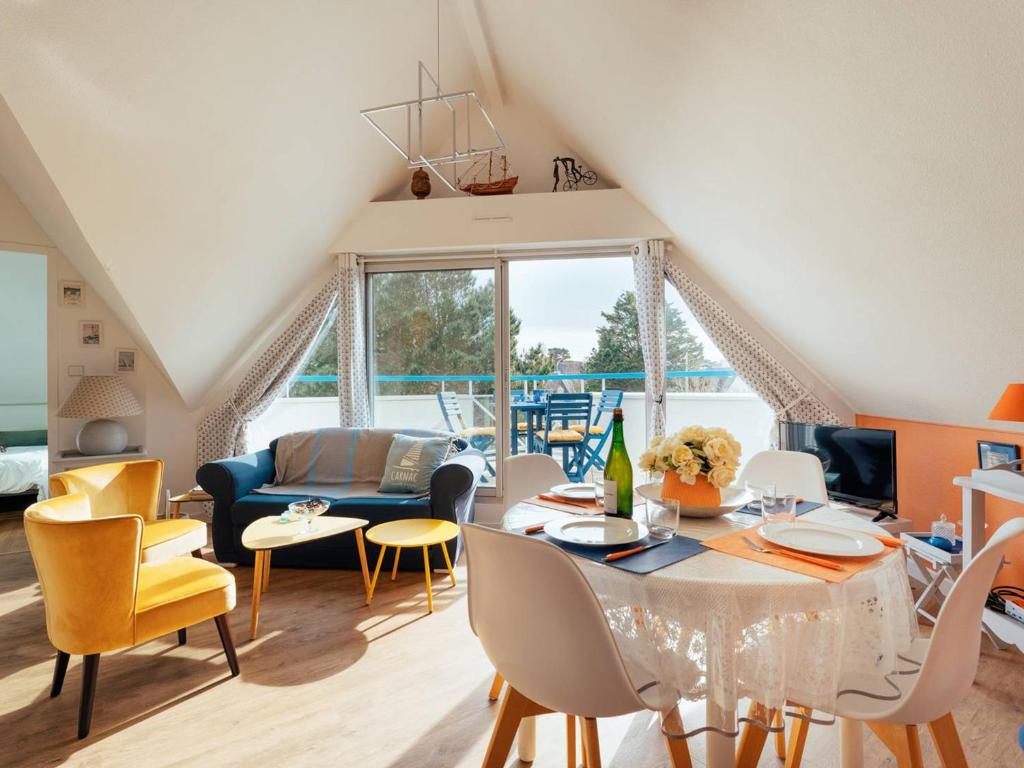 une salle à manger et un salon avec une table et des chaises dans l'établissement Appartement lumineux à Carnac, 500m des plages, 2 chambres, parking - FR-1-477-183, à Carnac