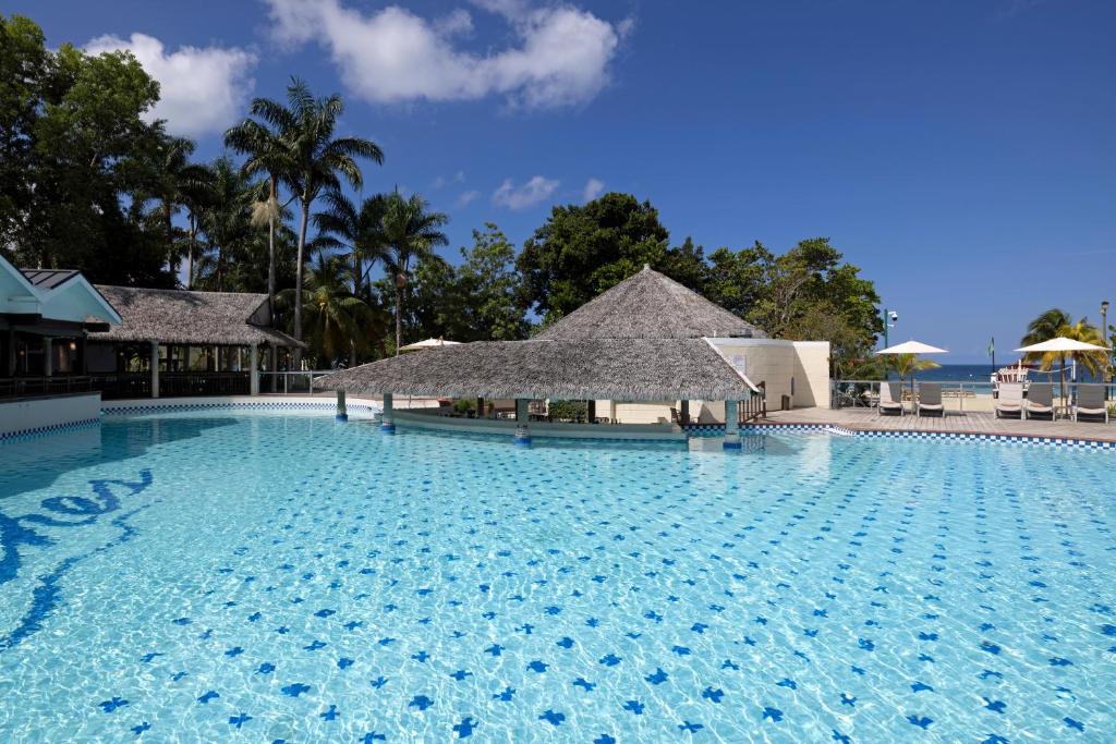 Bazén v ubytování Beaches Negril Resort and Spa - All Inclusive nebo v jeho okolí