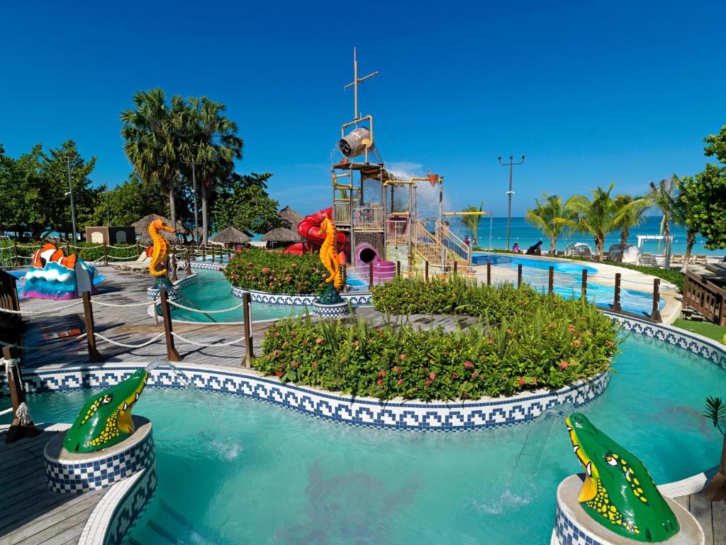 Bazén v ubytování Beaches Negril Resort and Spa - All Inclusive nebo v jeho okolí