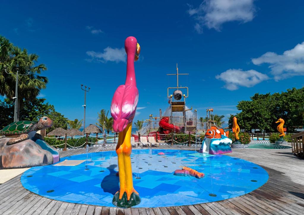 Bazén v ubytování Beaches Negril Resort and Spa - All Inclusive nebo v jeho okolí