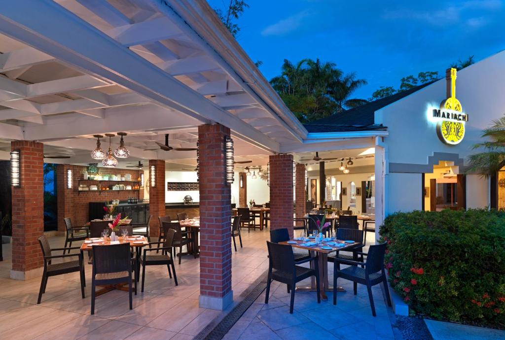 Restaurace v ubytování Beaches Negril Resort and Spa - All Inclusive