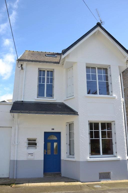 une maison blanche avec une porte bleue dans l'établissement KERJACNINE, à 300 m du port, maison 7 couchages avec grand jardin, au Pouliguen