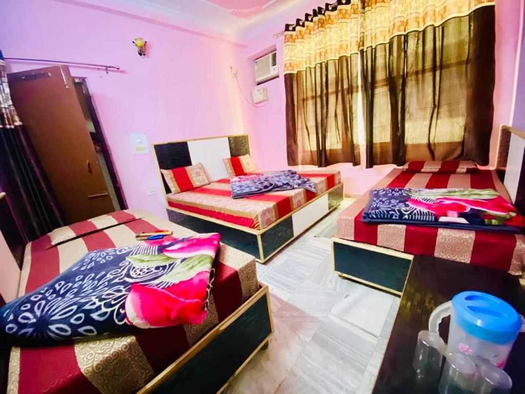 um quarto com quatro camas num quarto em Hotel Hari Ganga - Harkipauri Road em Haridwār