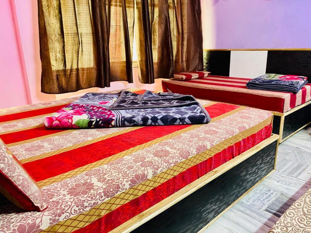 Uma cama ou camas num quarto em Hotel Hari Ganga - Harkipauri Road