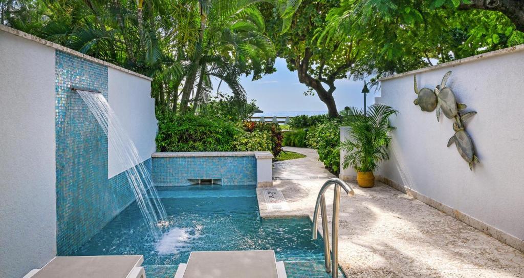 Бассейн в Sandals Halcyon Beach All Inclusive - Couples Only или поблизости