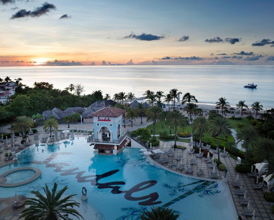 Bazén v ubytování Sandals Grande Antigua - All Inclusive Resort and Spa - Couples Only nebo v jeho okolí