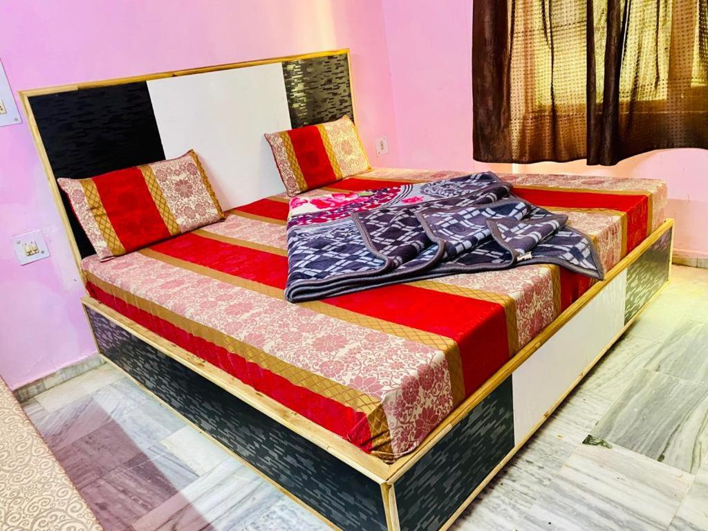 Uma cama ou camas num quarto em Hotel Hari Ganga - Harkipauri Road