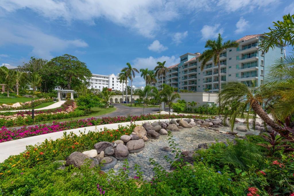 Aed väljaspool majutusasutust Sandals Dunns River All Inclusive Couples Only