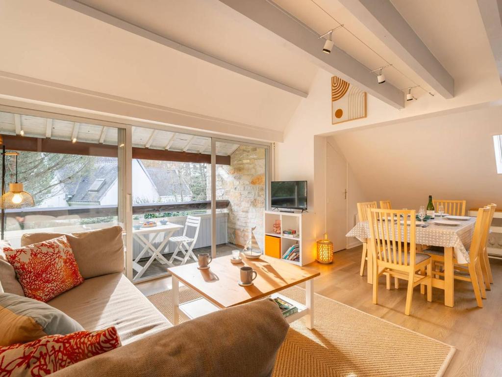 un salon avec un canapé et une table dans l'établissement Carnac: Duplex 4p, 3 ch, clim, parking, proche plage - FR-1-477-250, à Carnac