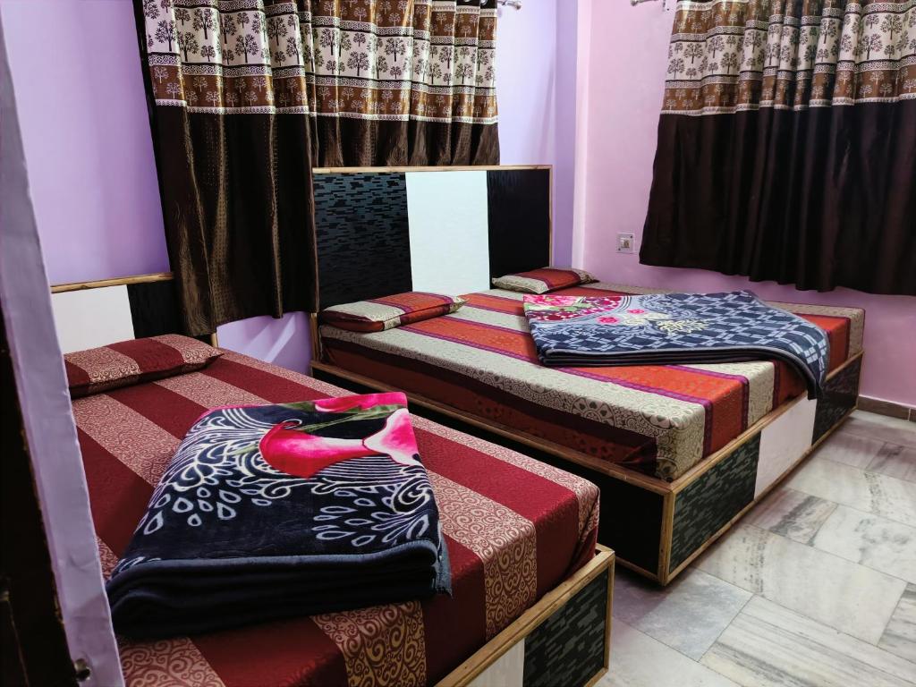 Uma cama ou camas num quarto em Hotel Hari Ganga - Harkipauri Road