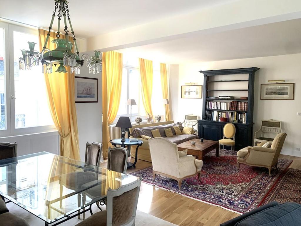 un salon avec un canapé et une table dans l'établissement Paris 15, beautiful 3 bedrooms, à Paris