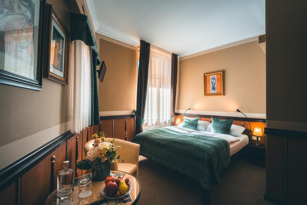 Postel nebo postele na pokoji v ubytování Hotel Hastal Prague Old Town