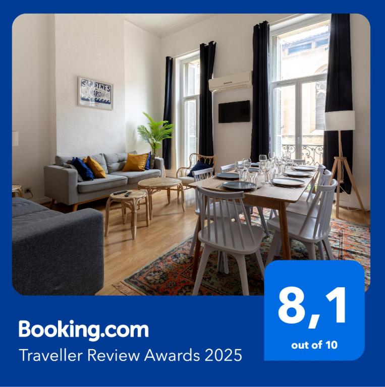 un salon avec une table et un canapé dans l'établissement NOCNOC- L'Escale, à Marseille