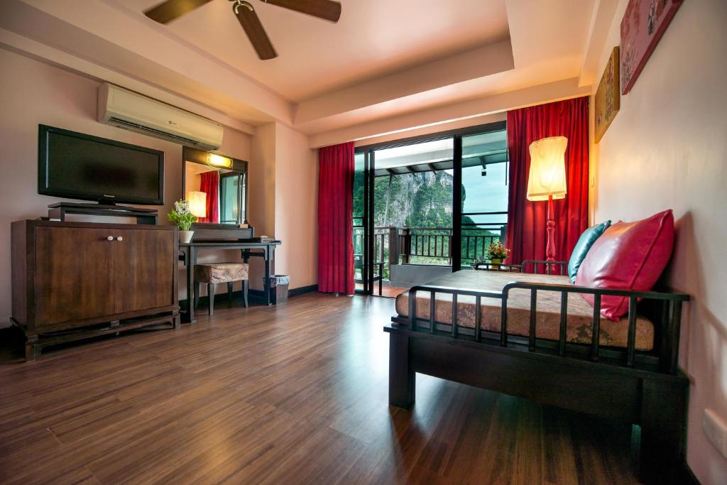TV a/nebo společenská místnost v ubytování Krabi Chada Resort - SHA Plus