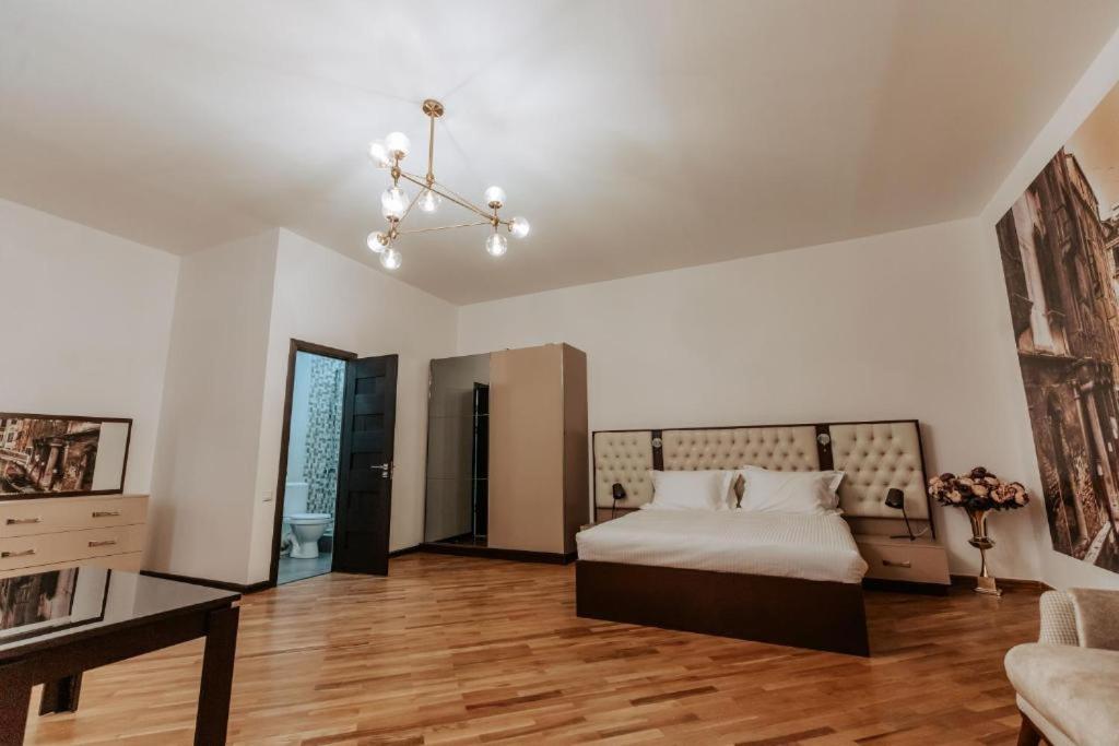 Voodi või voodid majutusasutuse Family Hotel toas