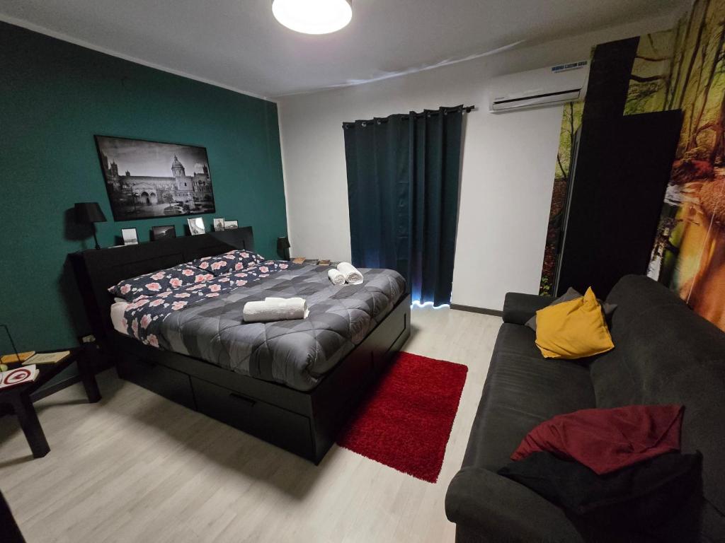 A bed or beds in a room at Virginia House 2