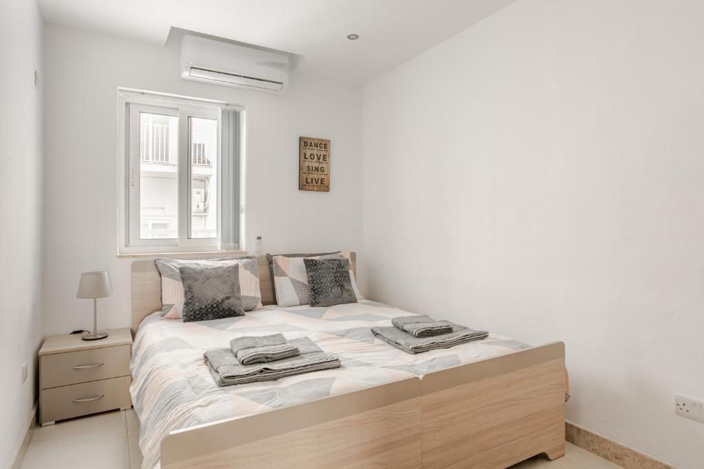 Postel nebo postele na pokoji v ubytování Modern apartment direct access to Sliema beaches