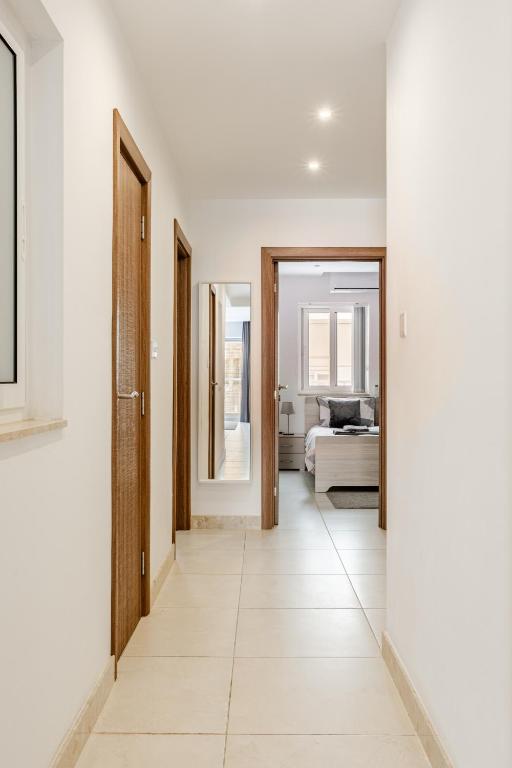 Postel nebo postele na pokoji v ubytování Modern apartment direct access to Sliema beaches