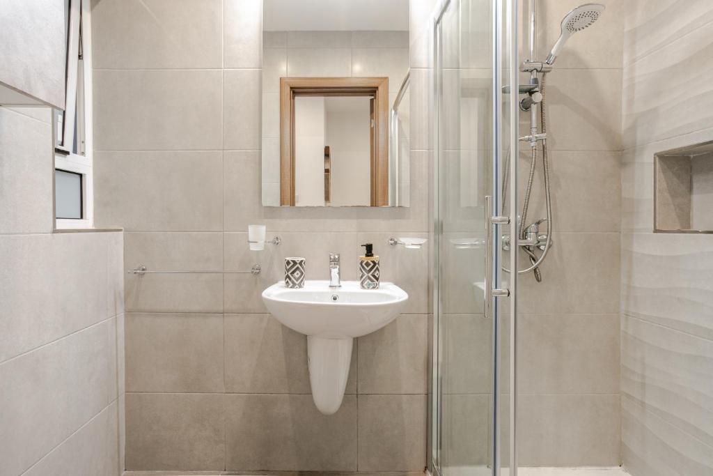 Koupelna v ubytování Modern apartment direct access to Sliema beaches