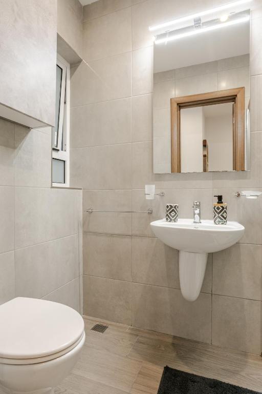 Koupelna v ubytování Modern apartment direct access to Sliema beaches