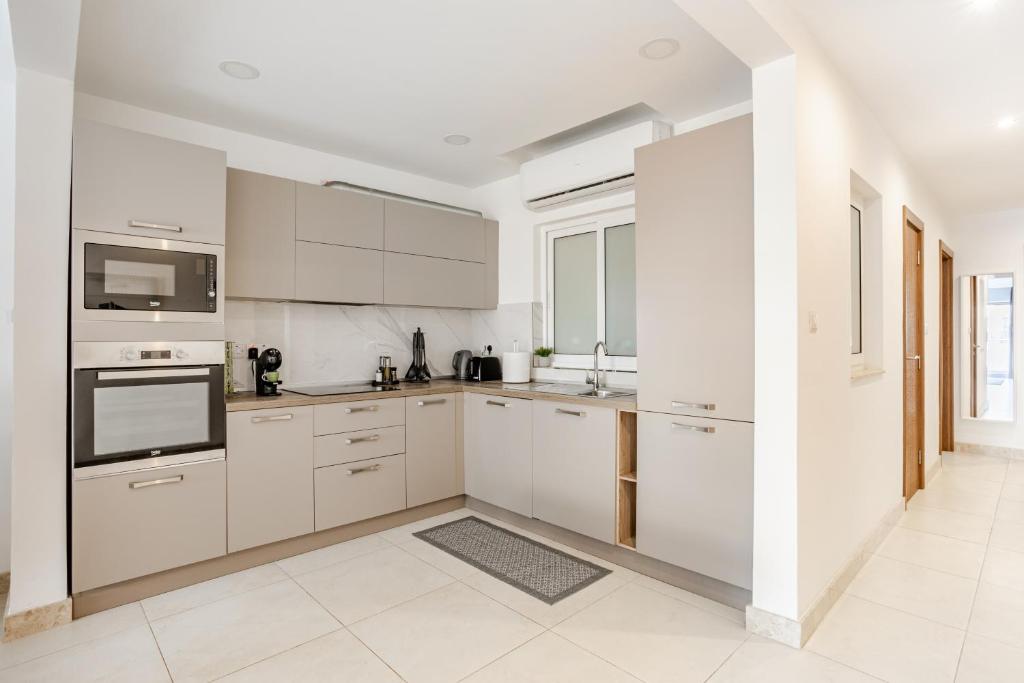 Kuchyň nebo kuchyňský kout v ubytování Modern apartment direct access to Sliema beaches