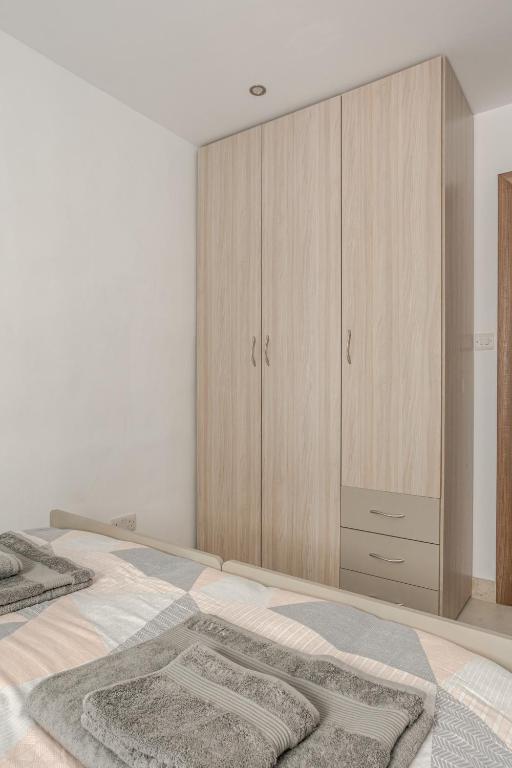 Postel nebo postele na pokoji v ubytování Modern apartment direct access to Sliema beaches