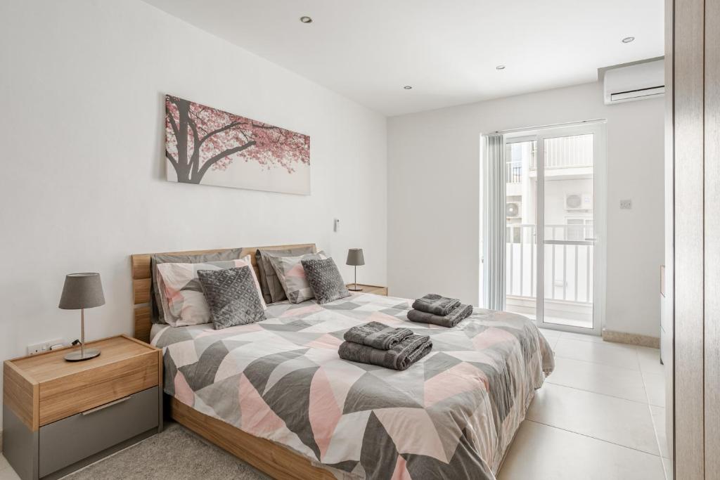 Postel nebo postele na pokoji v ubytování Modern apartment direct access to Sliema beaches