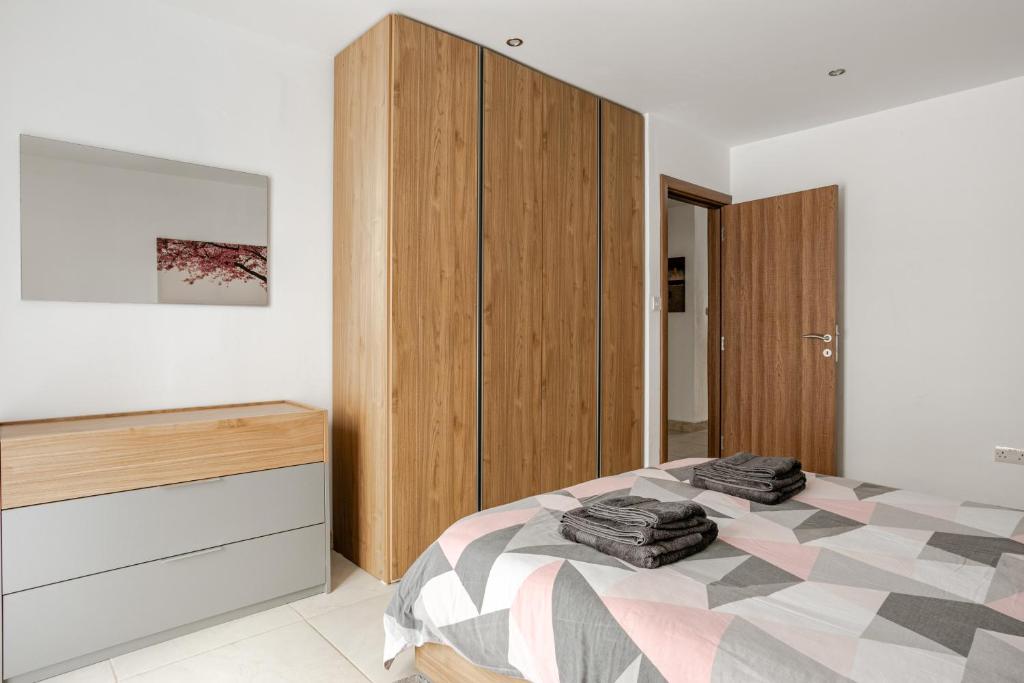 Postel nebo postele na pokoji v ubytování Modern apartment direct access to Sliema beaches