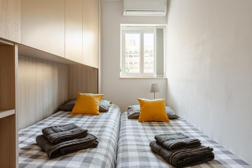 Postel nebo postele na pokoji v ubytování Modern apartment direct access to Sliema beaches