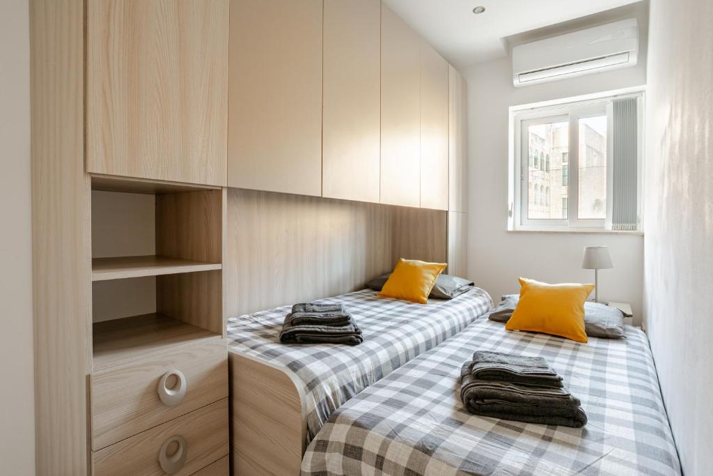 Postel nebo postele na pokoji v ubytování Modern apartment direct access to Sliema beaches