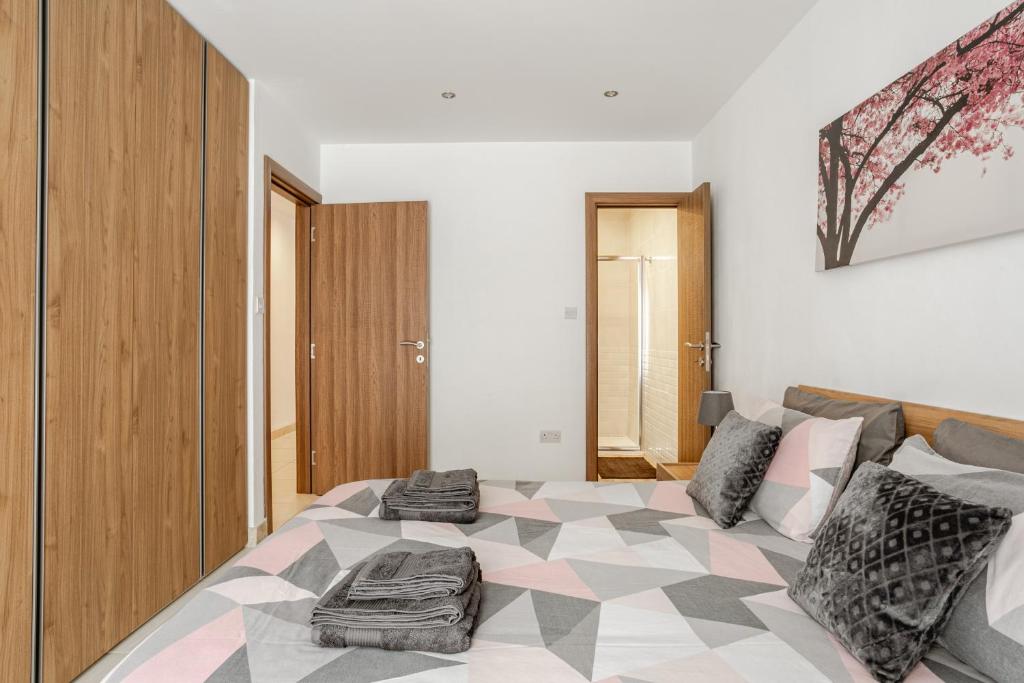 Postel nebo postele na pokoji v ubytování Modern apartment direct access to Sliema beaches