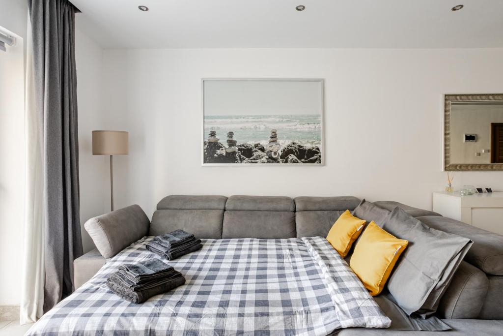 Postel nebo postele na pokoji v ubytování Modern apartment direct access to Sliema beaches