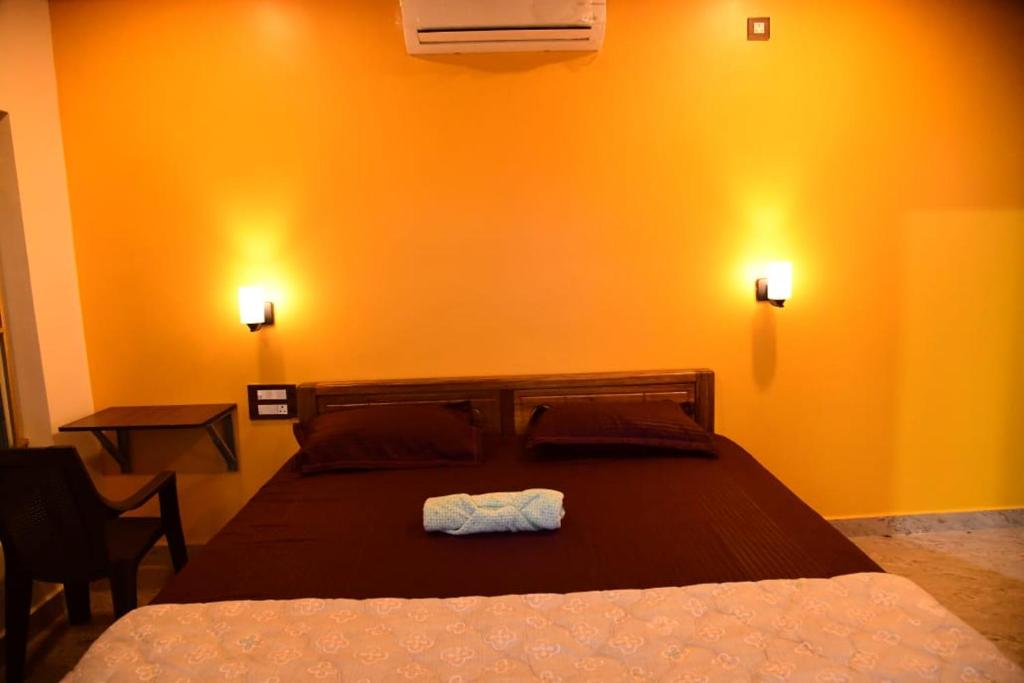 Katil atau katil-katil dalam bilik di Aatithyam beach front resort Gokarna
