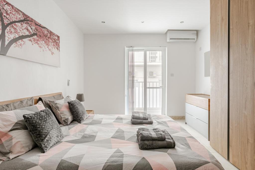 Postel nebo postele na pokoji v ubytování Modern apartment direct access to Sliema beaches